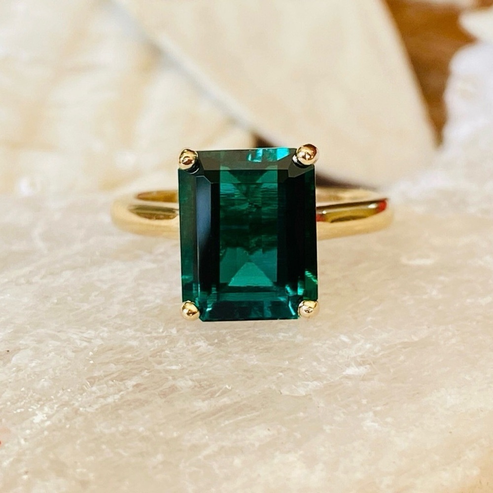 4.00 ct Emerald in 14k Yellow Gold Setting - Picture 2 of 3